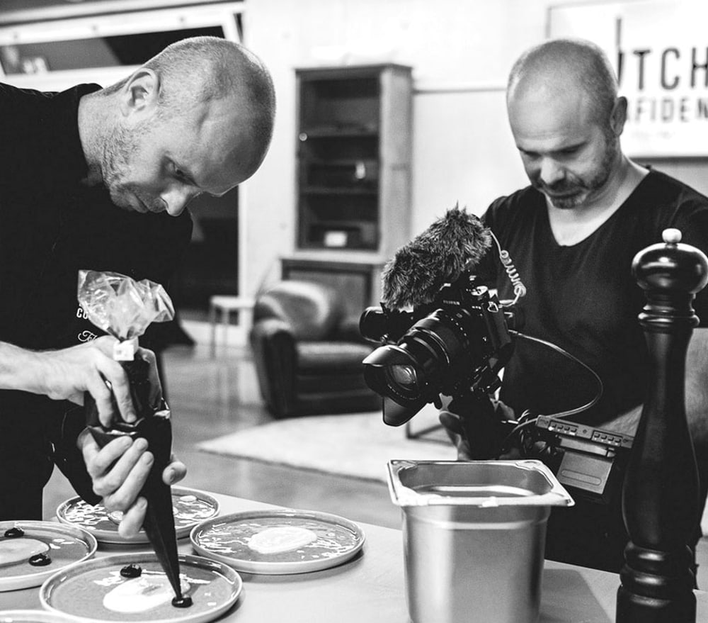 Oliver Filipzik bei der Arbeit – Kamera in der Küche