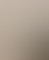 Ein unordentliches Heimbüro mit einem weißen Schreibtisch, Stuhl, Bücherregal und einem leeren Whiteboard.