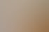 Bad mit  dunklem Holzboden und schwarzem freistehendem Waschbecken auf Holzunterschrank, im Hintergrund ist eine Wand mit floraler Tapete