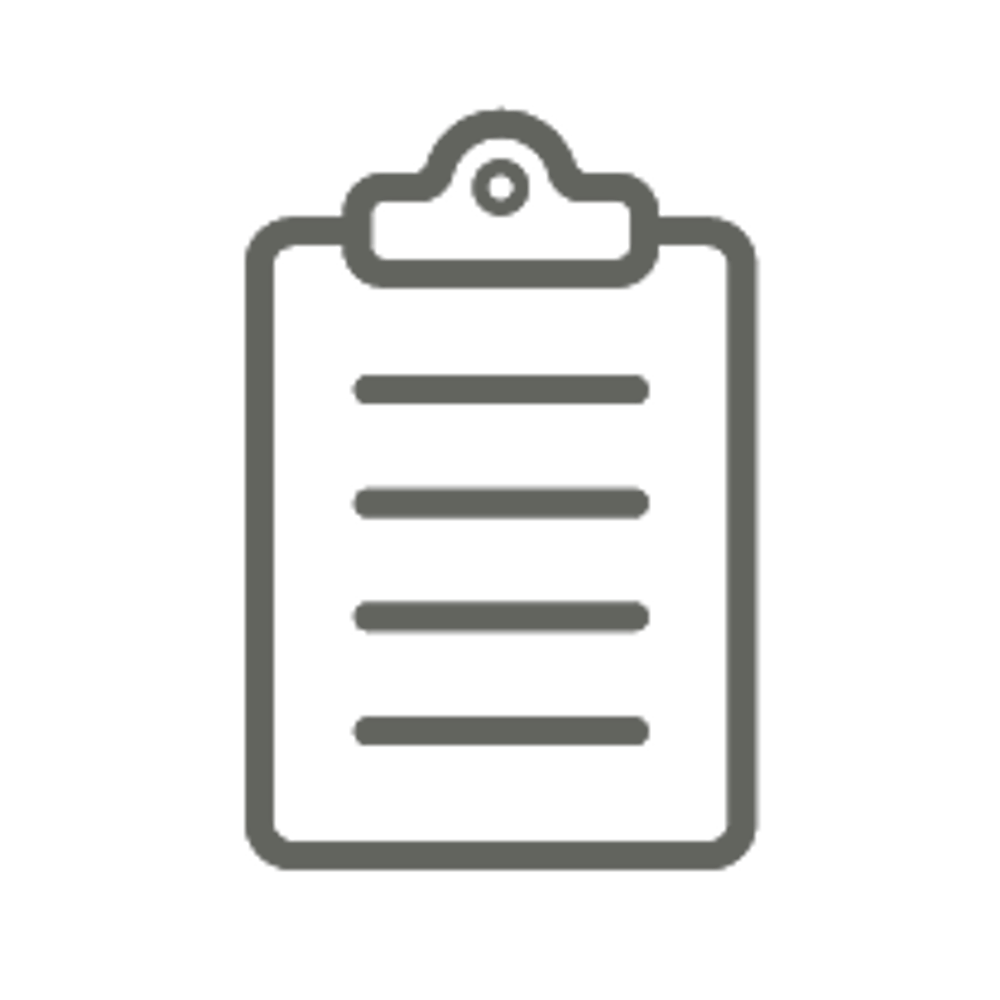 Zwei Personen sitzen an einem Tisch und unterhalten sich; Sprechblasen mit drei Punkten schweben über ihnen.