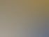 Ein großer, leerer Industrieraum mit einem gelben Kran an der Decke, einem mobilen Kran und einer Scherenhebebühne.