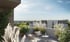 Moderne Dachterrasse mit zwei Stühlen, Beistelltisch und Pflanzen unter blauem Himmel.