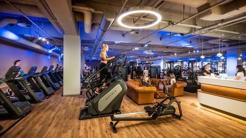 Freihantelbereich im Sports Club