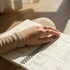 Teilnehmerin blaettert im WYLD Trainings-Workbook