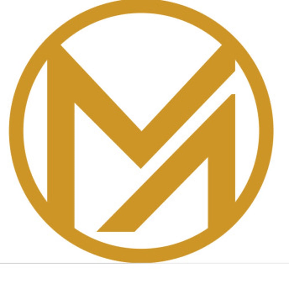 Goldenes "FR MEDIA" Logo mit einer Filmklappe und einem geschwungenen Element auf dunklem Hintergrund.