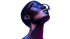 Kopf einer Schaufensterpuppe mit Brille, die nach oben schaut, in blauem und violettem Licht.