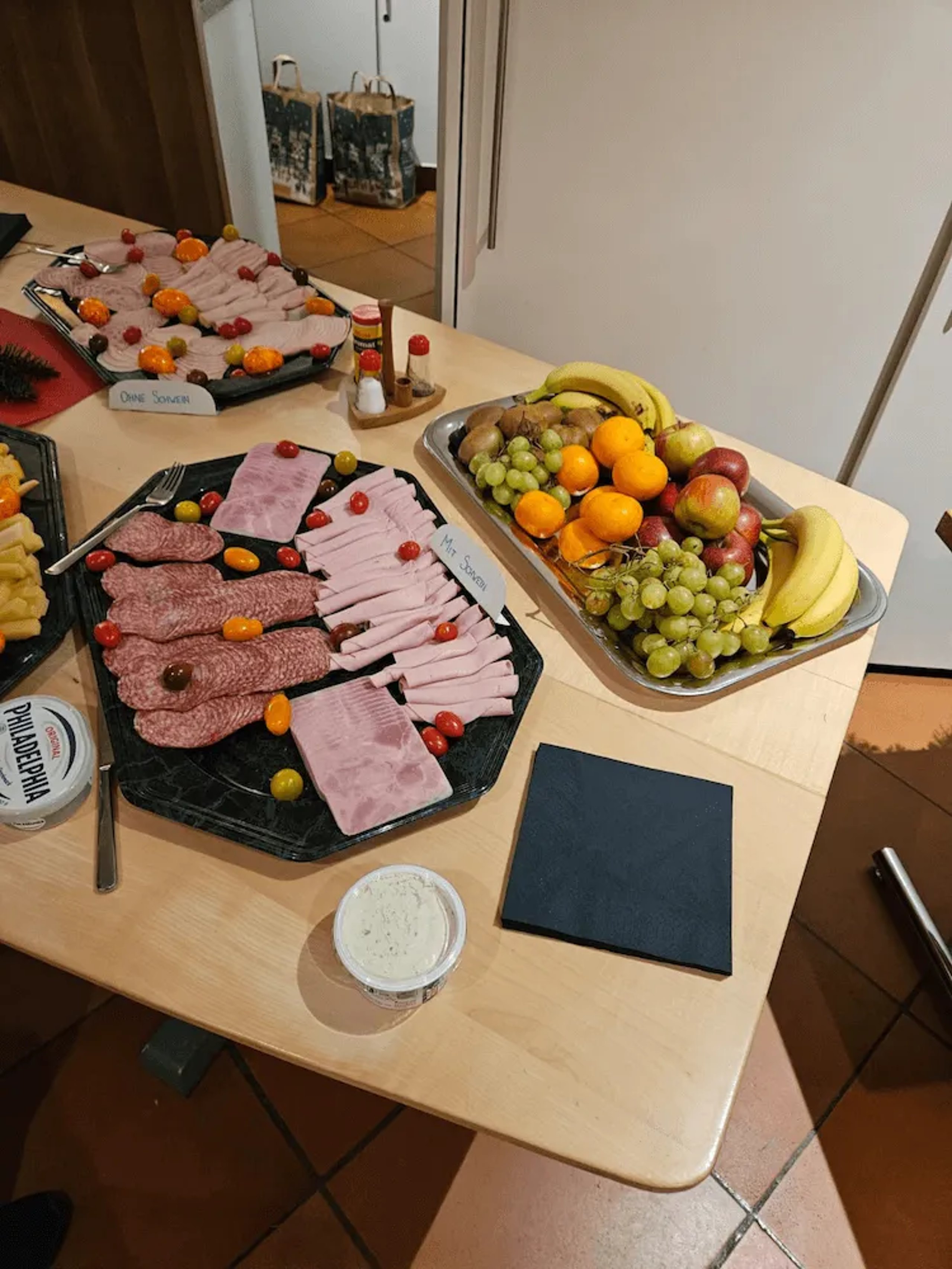 Festlich gedecktes Buffet zum Samichlaus-Tag