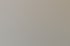 Ein Mann und eine Frau arbeiten an Laptops und Monitoren in einem hellen Büro.