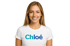 Lächelnde blonde Frau im weißen T-Shirt mit blauem "Chloé"-Logo.