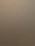 Wand in feinem Taupe, ruhig hinter Waschtisch und Armatur gehalten.