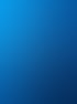 Businessporträt eines Mannes im blauen Anzug vor blauem Hintergrund.