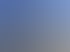 Ein großer, konischer Trichter aus dunklem Metall liegt auf einem Betonboden vor einem blauen Vorhang.