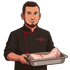 Mann in Kochjacke hält eine Auflaufform mit rohem Fleisch.