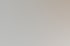 Mann entwirft ein weißes, modernes Haus mit Flachdach und Solaranlage auf einem Computerbildschirm.