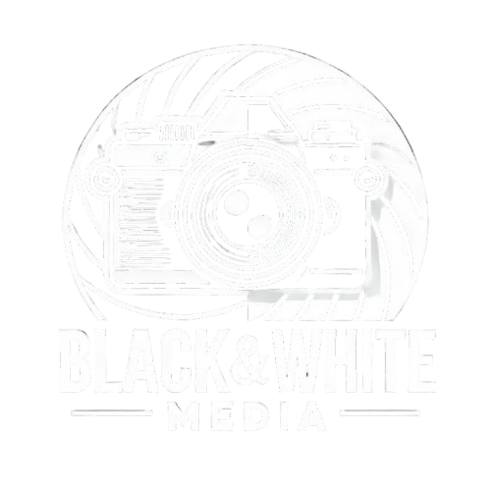 Logo von Black & White: "BLACK & WHITE Ergebnisse Schwarz auf Weiß" in Weiß auf dunkelgrünem Hintergrund.