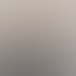 Lächelnder, älterer Mann mit kurzen grauen Haaren in einem dunkelgrauen Pullover vor einer weißen Wand.