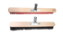 Zwei Besenköpfe aus Holz mit Metallstielhalterung, einer mit roten und einer mit schwarzen Borsten vor schwarzem Grund.