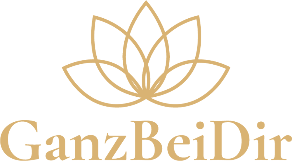 Goldene Lotusblüte über dem Schriftzug GanzBeiDir auf schwarzem Hintergrund.