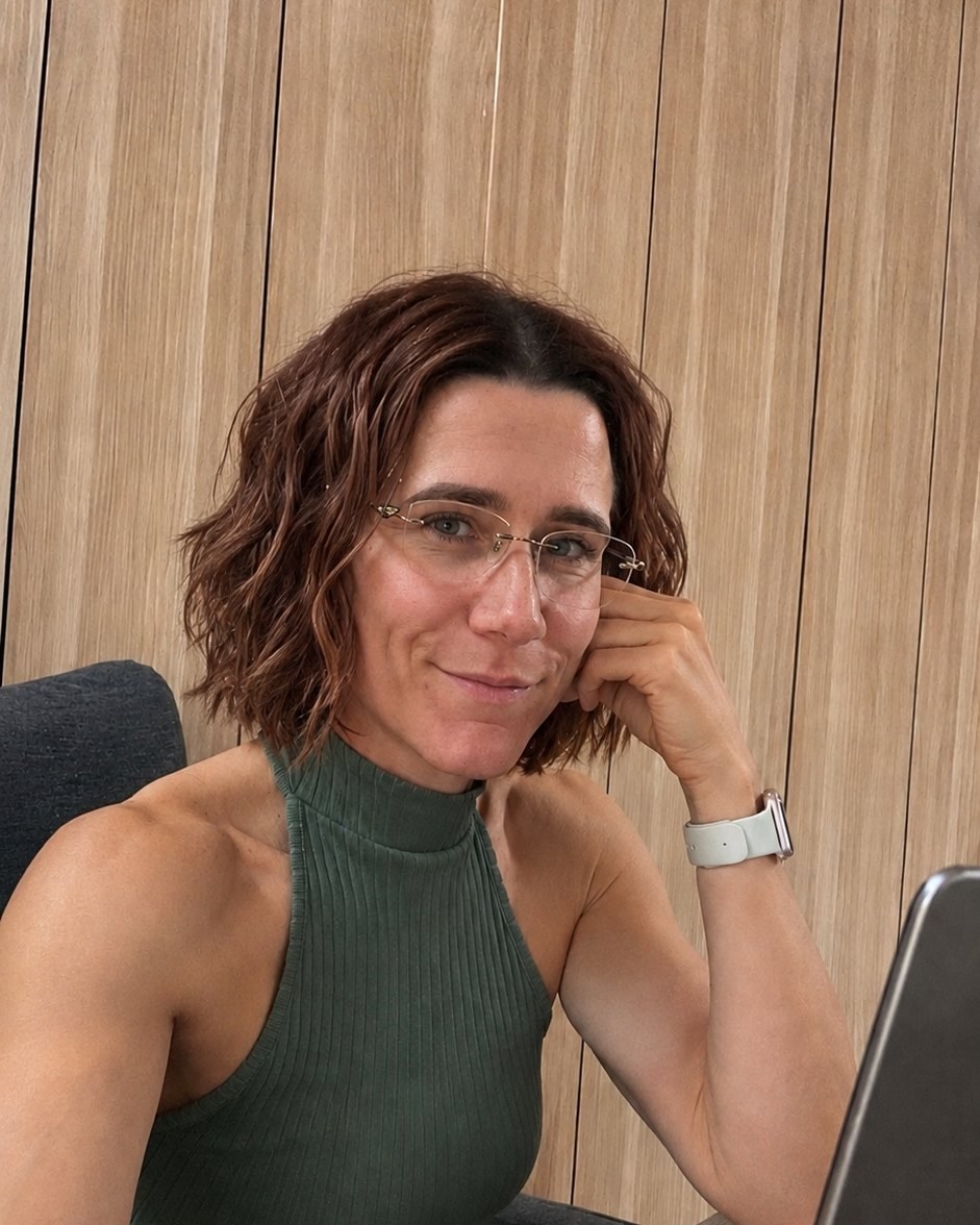 Lydia Grapentin am Laptop bei der Arbeit an einer Coach-Website