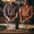 Zwei Menschen kochen gemeinsam Pasta