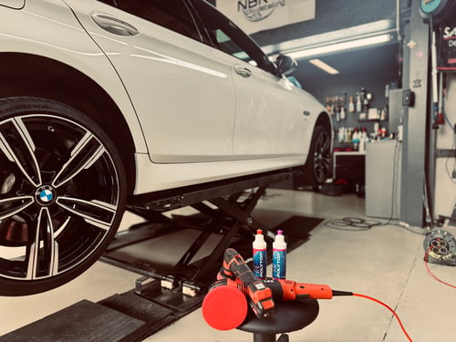 BMW auf der Hebebühne