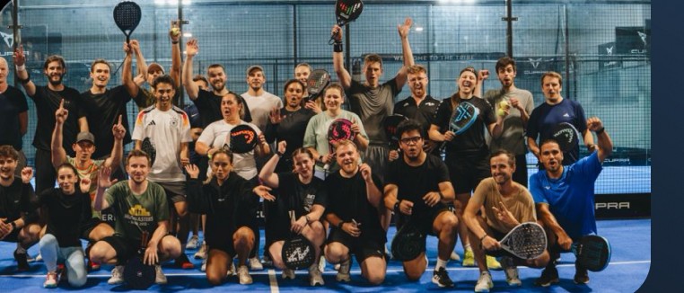 Teilnehmer feiern auf dem Padel-Court