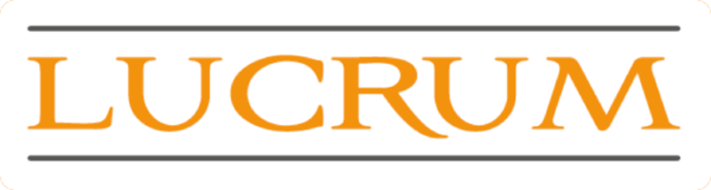 Logo mit dem orangefarbenen Text "LUCRUM" zwischen zwei horizontalen Linien.