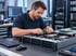 IT-Techniker installiert Hardware-Komponenten in einem geöffneten Server-Gehäuse in einem Rechenzentrum.