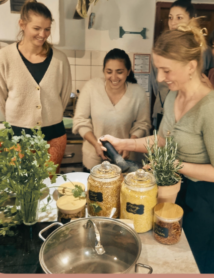 Vanessa Dörfler kocht beim Workshop zur ayurvedischen Hausapotheke auf dem Oster-Retreat 2025.