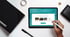 Hand tippt auf Tablet mit Website zum Einholen von Angeboten für Projekte.