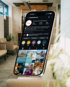 Smartphone zeigt das Instagram-Profil der Jod-Sole-Therme Bad Bevensen mit Wellness-Beiträgen vor einem Spa-Hintergrund.