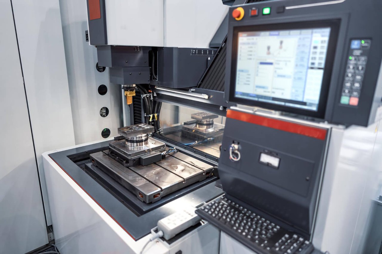 CNC-Fräsmaschine bei der Bearbeitung eines Metallteils