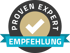 Zwei Personen arbeiten zusammen an Marketingplänen, mit Laptops und Notizen im Hintergrund. Der Fokus liegt auf ihren Händen, die Geschäftsstrategien für das Wachstum durch Plattformtechnologie planen. Dies symbolisiert die Wichtigkeit eines soliden Fundaments, wie einer gut strukturierten und technisch einwandfreien Website, um Mandatsanfragen zu generieren.