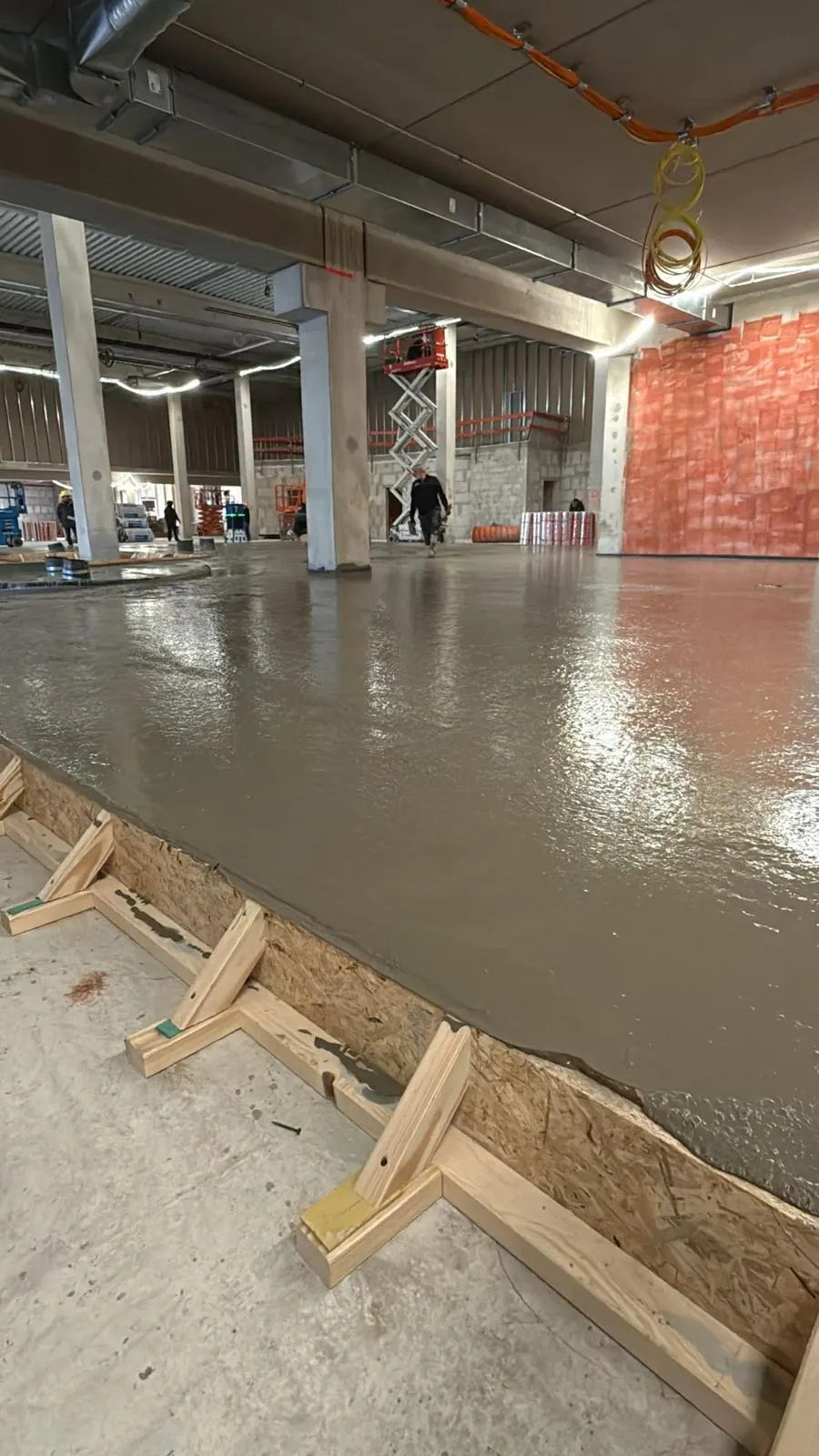 Frisch eingebrachter Beton in einer Halle