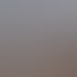 Sieben junge Leute in schwarzen Hoodies sitzen an einem Tisch, arbeiten an Laptops und diskutieren UI/UX-Designs.