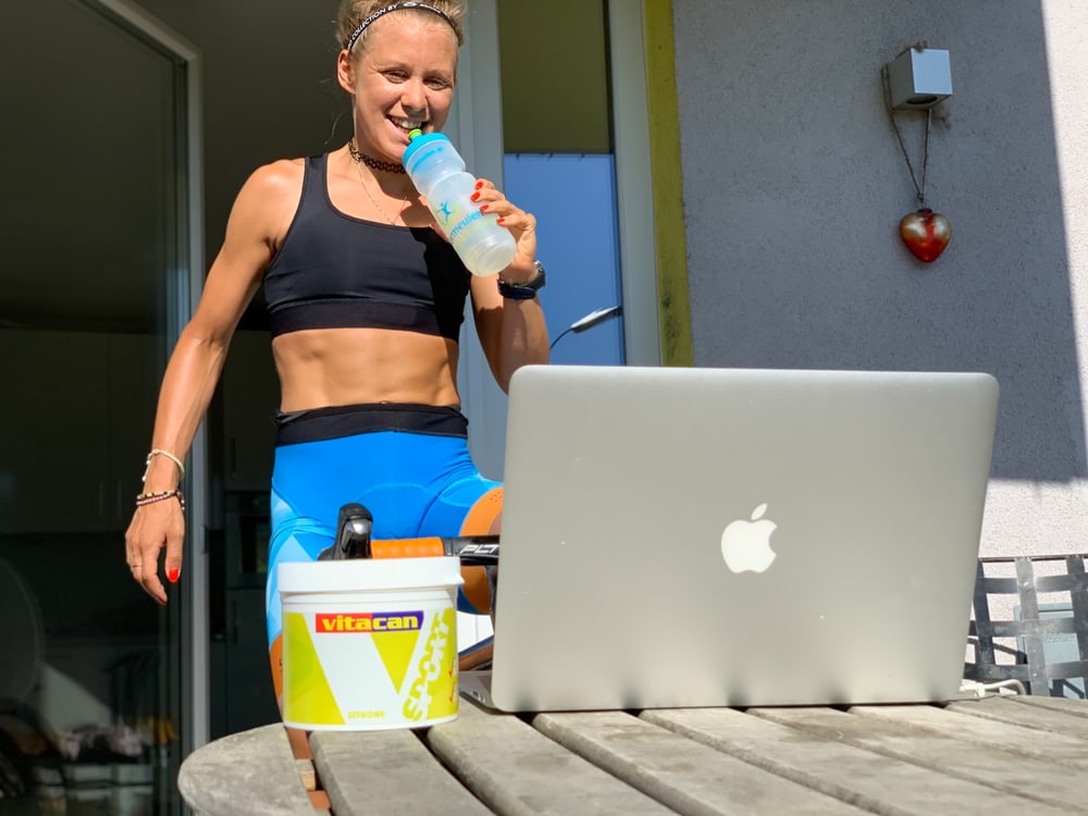 Julia Mayer am Rollentrainer beim Zwift-Training