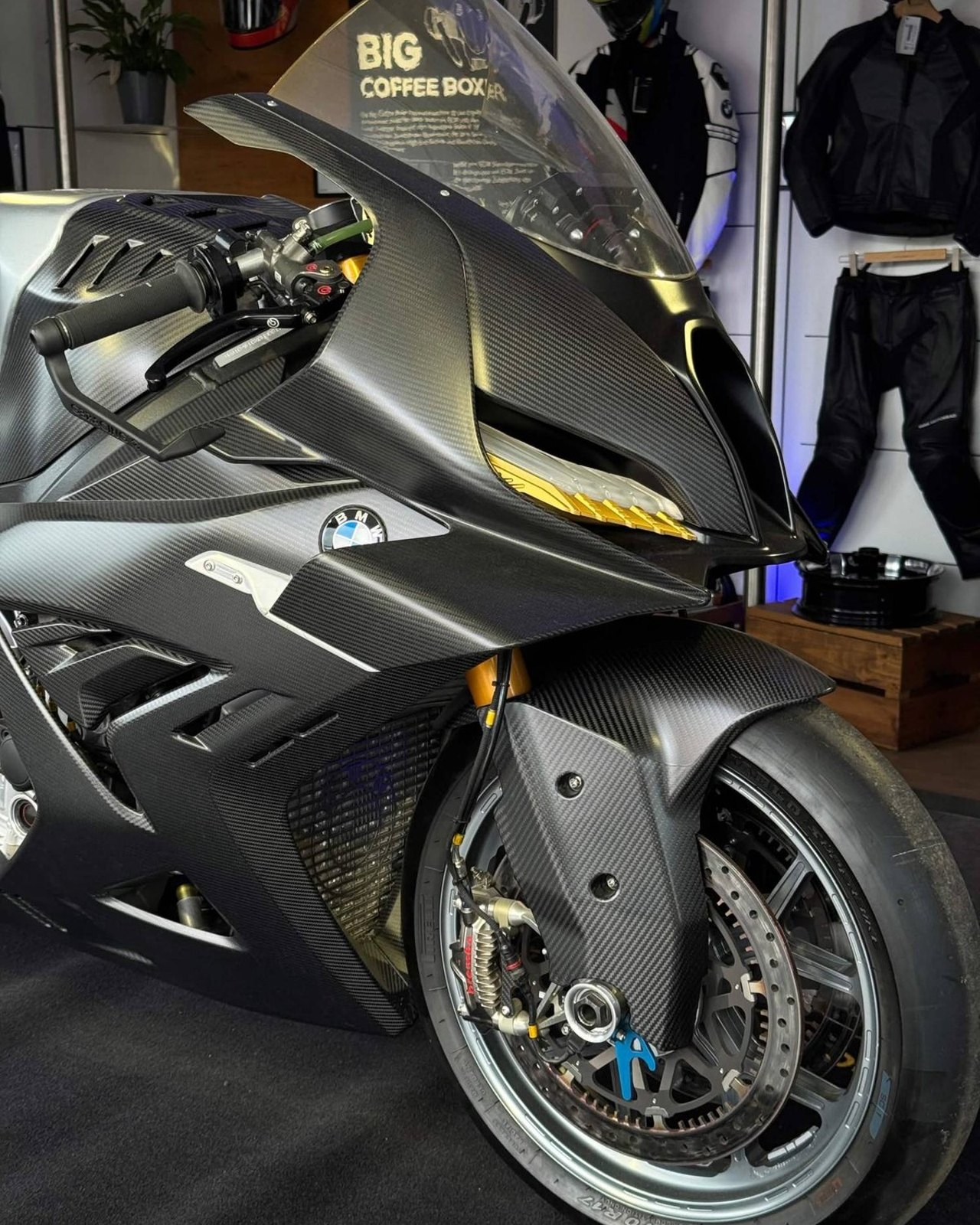 BMW-Sportmotorrad mit Carbon-Verkleidung – Frontpartie