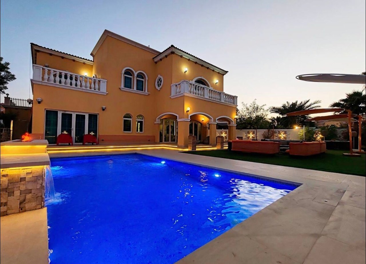 Villa mit Pool zur blauen Stunde