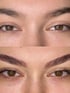 Augenbrauen vor und nach der Mikropigmentierung, mit braunen Augen und dunklen Brauen.