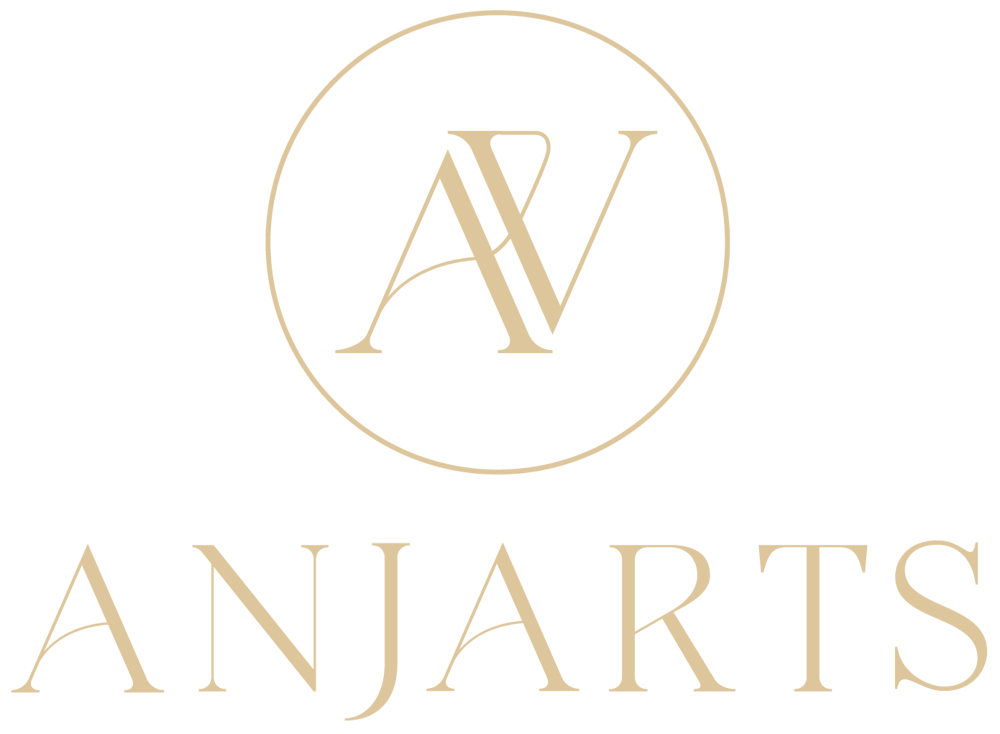 Goldfarbenes Logo mit den ineinander verschlungenen Buchstaben A und V in einem Kreis, darunter der Text ANJARTS.