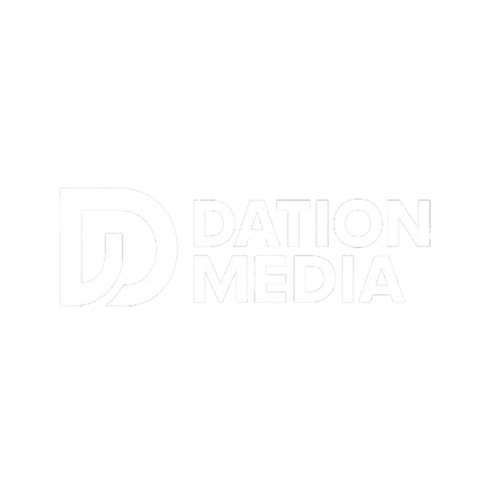 Weißes Dation Media Logo mit einem stilisierten Wiedergabesymbol und dem Text "Dation Media" auf grünem Hintergrund.