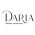 Schwarzes Daria-Logo mit dem Slogan "dreams come easy" auf dunkelgrünem Hintergrund.
