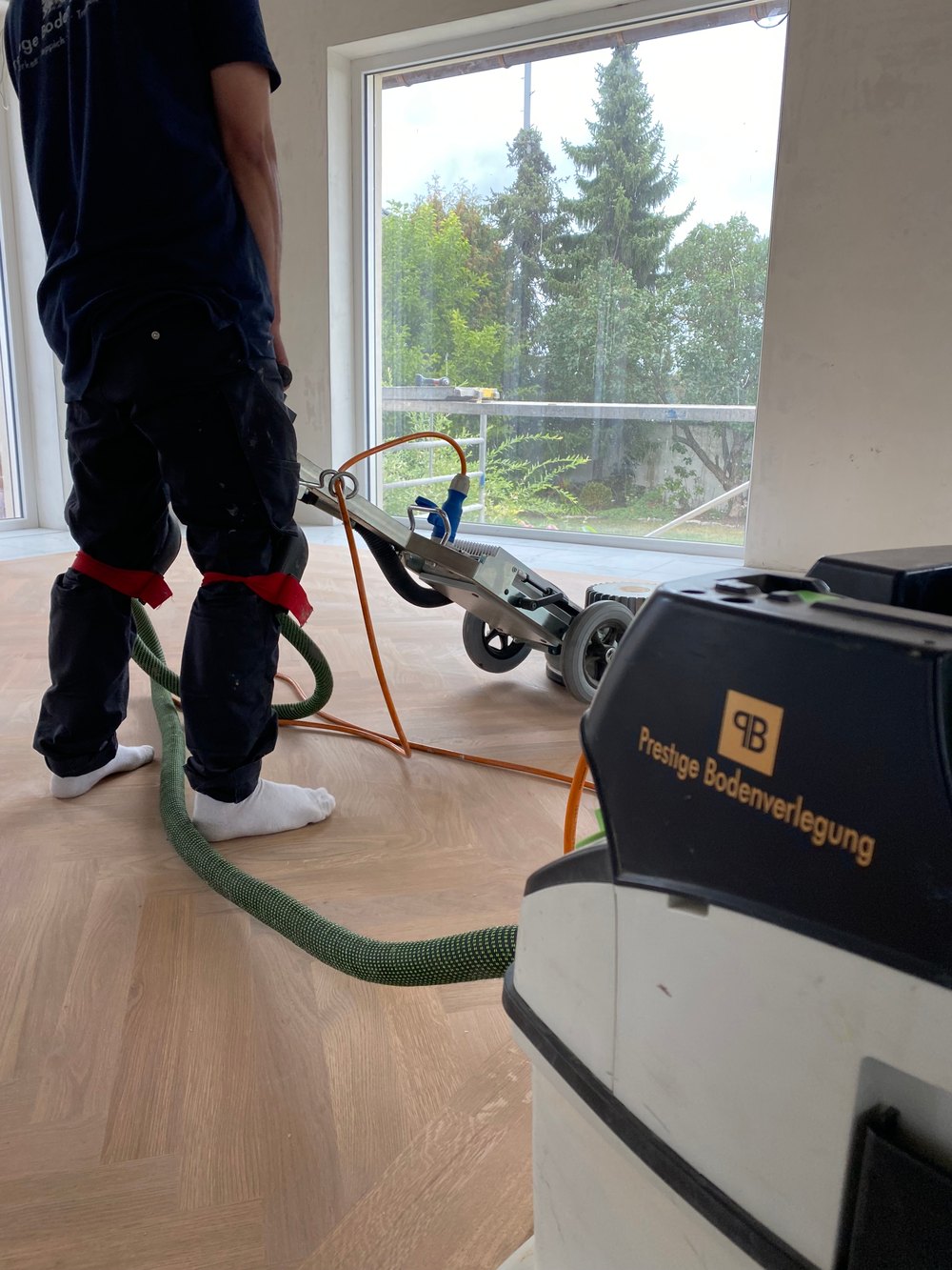 Parkett schleifen mit professioneller Schleifmaschine
