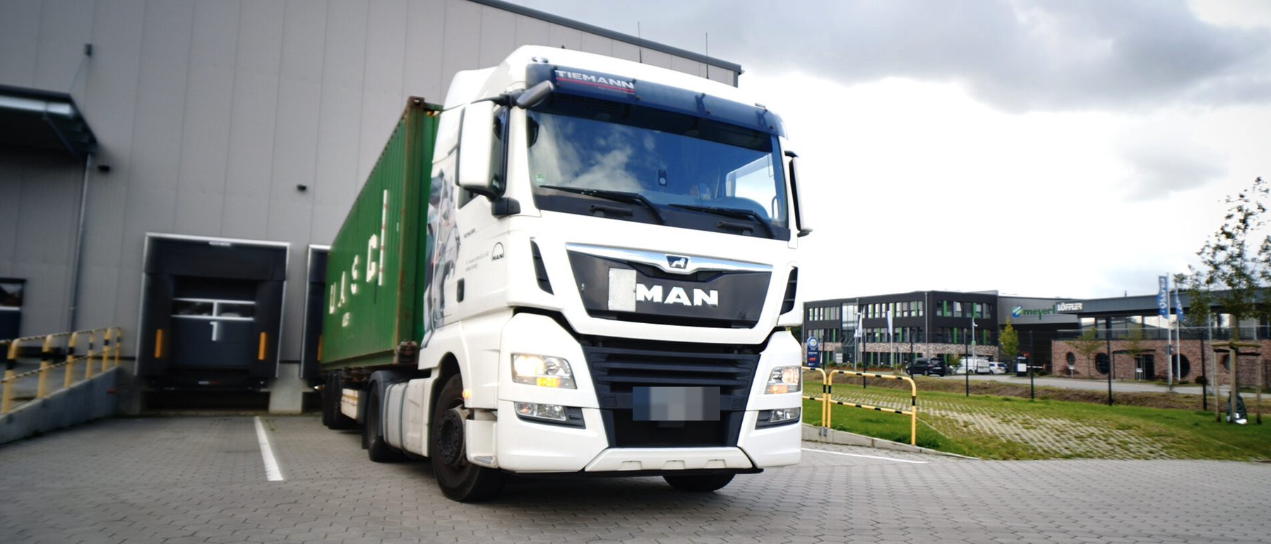 Container-LKW an der Laderampe