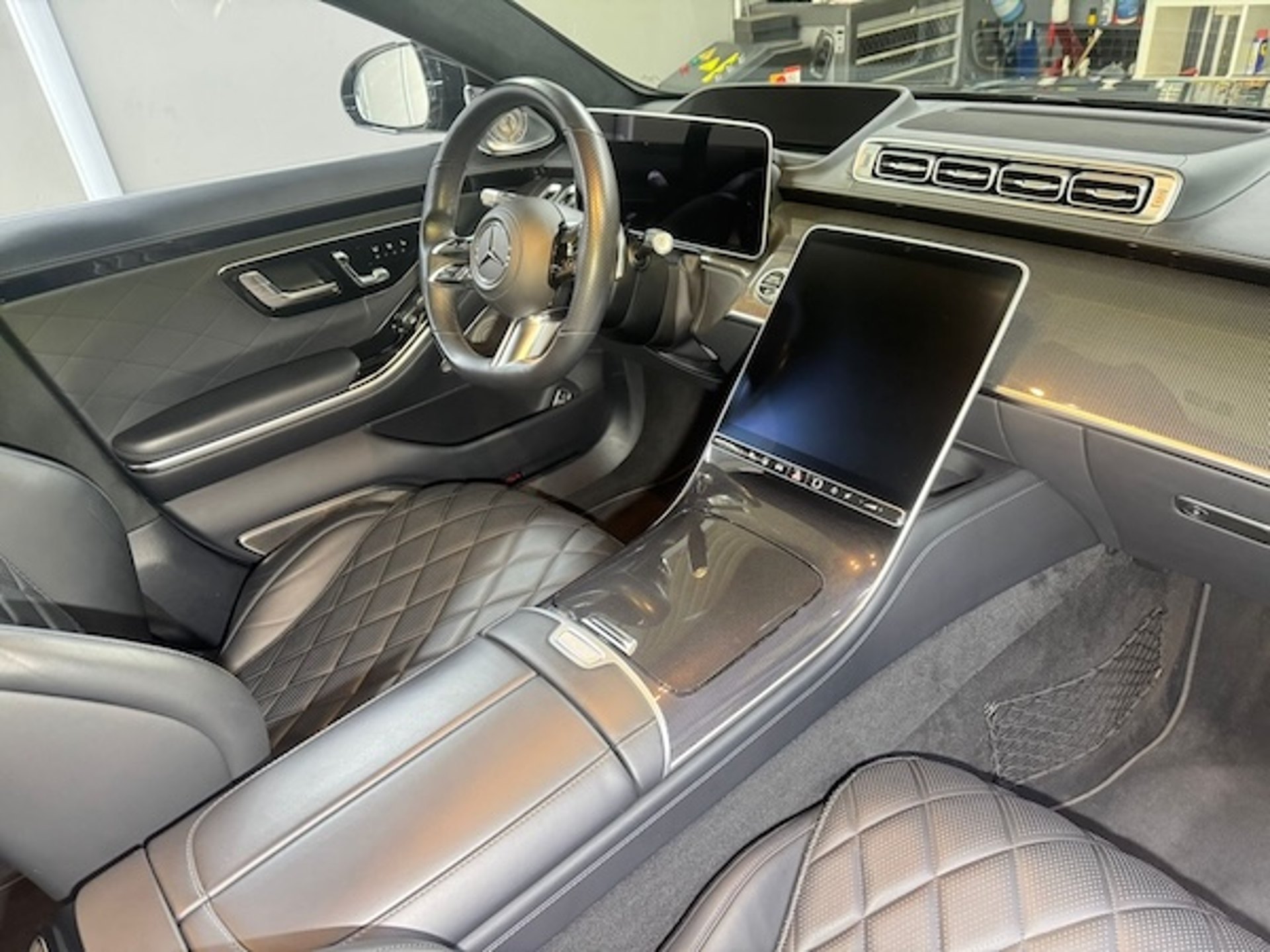 Gereinigtes Mercedes-Cockpit mit Ledersitzen bei NBK detailing in Kehl