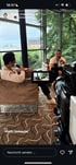 Zwei Männer sitzen auf Sesseln und halten Mikrofone, mit einer Filmkamera im Vordergrund, 2/2 @finally_freelancing.