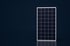 Solarmodul, weißer Stromspeicher und Smartphone mit App.