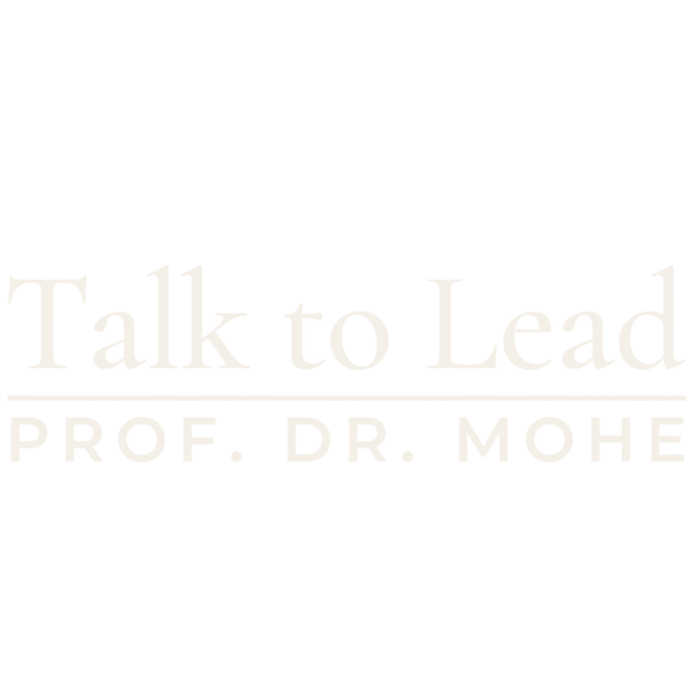 Weißer Schriftzug Talk to Lead und Prof. Dr. Mohe auf schwarzem Hintergrund.