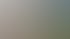 Mann steht unter einer Holzpergola mit ausgefahrener Seitenmarkise auf einer gepflasterten Terrasse.
