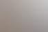 Lächelnde Frau am Telefon in einem Büro.